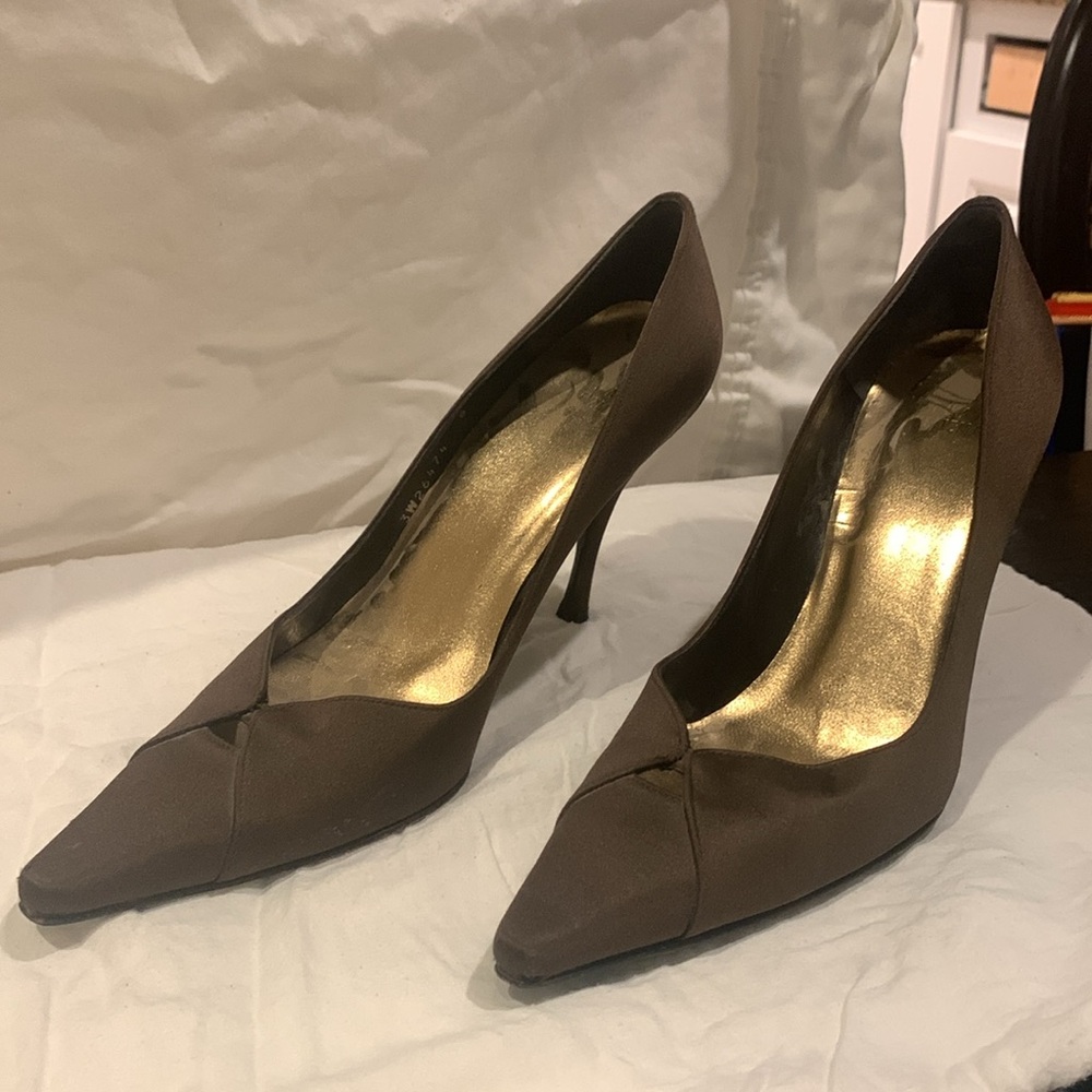 STUART WEITZMAN brown satin pump in excellent condition.